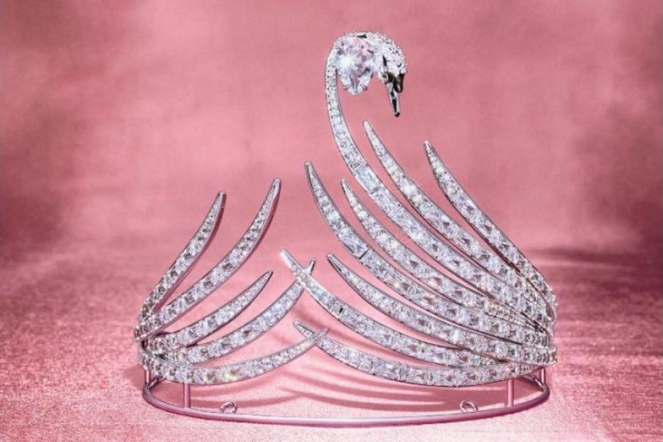 Die Swarovski-Tiara für den Opernball 2026 mit über 350 Kristallen und in Schwanenform
