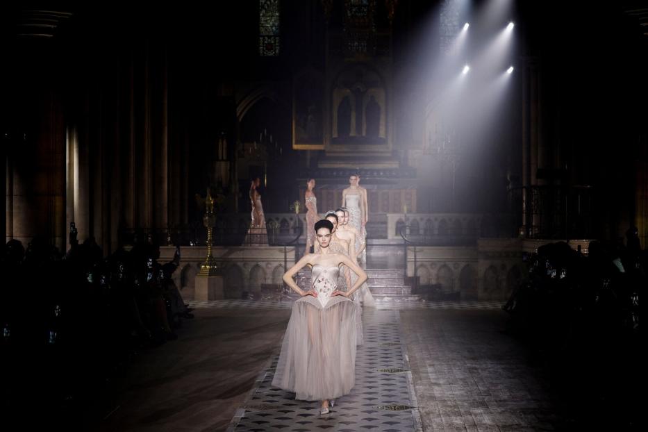 Modeschau in einer Kirche von Georges Hobeika mit rosa Kleidern