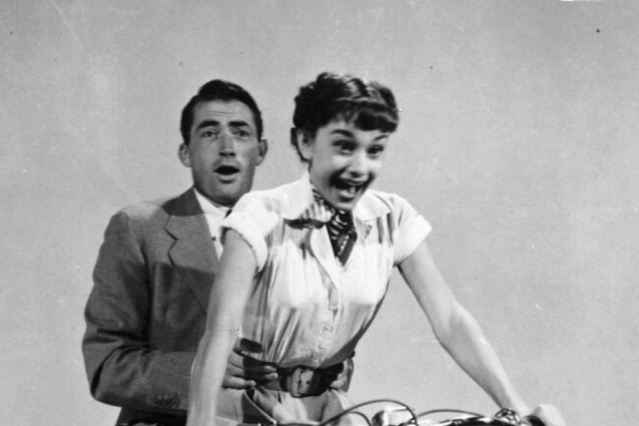 AUDREY HEPBURN and GREGORY PECK in ROMAN HOLIDAY, 1953, directed by WILLIAM WYLER. Copyright PARAMOUNT PICTURES.