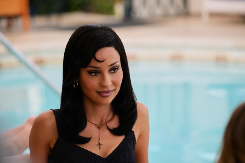  Figur Maddy Perez auf einer Poolterrasse, sie wird eifrig kopiert