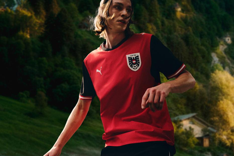 Ein Fußballer im rot-schwarzen Nationaltrikot der Österreicher.