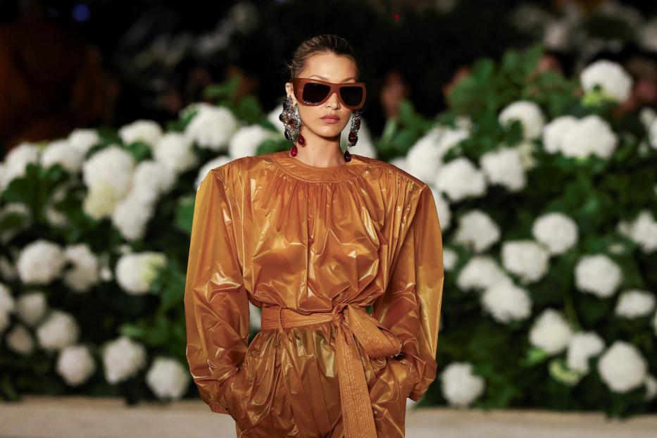 Bella Hadid bei Saint Laurent mit der Unisex-Trendbrille „Howl 902“, 410 Euro.