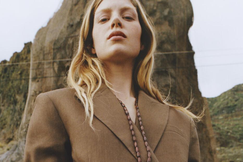 Ein blondes Model in einem Braunen Blazer