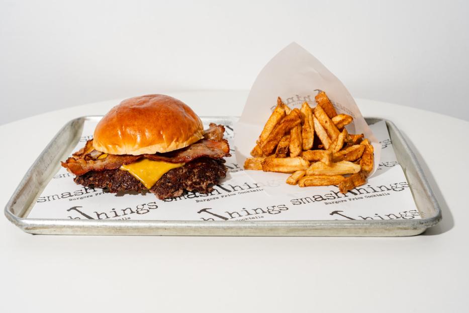 Der beste Burger der Welt: ein Triple-Bacon-Cheese-Smash-Burger, besteht aus Wagyu-Fleisch, Speck, Zwiebeln, Cheddar und Thousand-Island-Soße. 