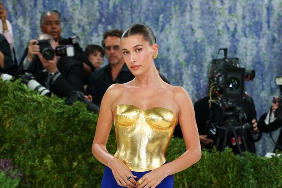 Model Hailey Bieber mit trainierten, eleganten Armen