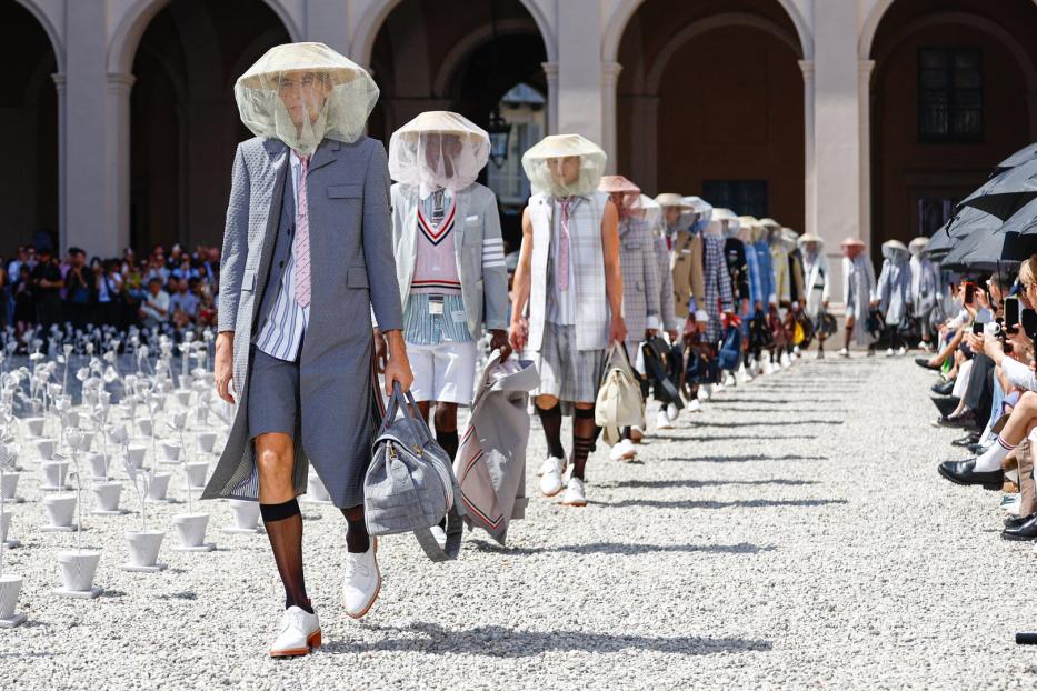 Männer mit Gelsennetzen über dem Kopf als stilistisches Element bei Thom Browne.  