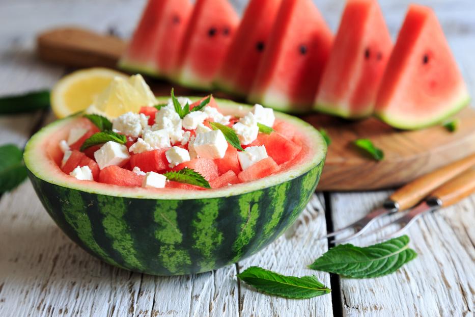 Wassermelone mit Feta und Minze hat sich als Sommerklassiker etabliert.
