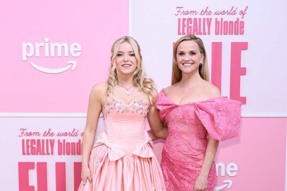 Lexi Minetree (25) und Reese Witherspoon (50) in rosa Kleidern bei der Premiere von Elle