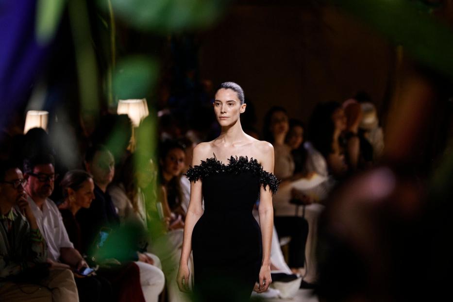 Model in einem schwarzen Kleid bei der Chanel Haute Couture Fall/Winter 2027 Schau
