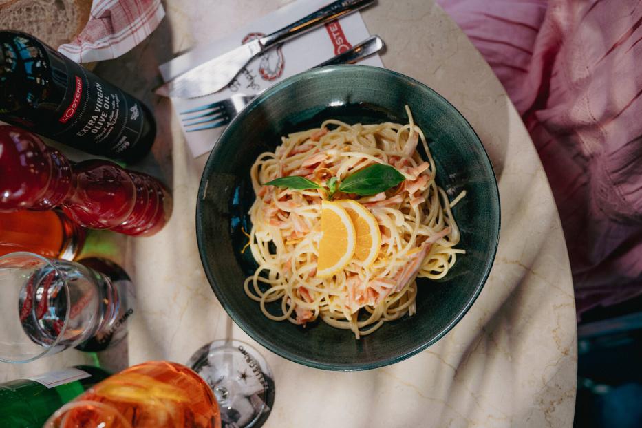 Spaghetti all’Aperol: Pasta mit Orangen-Rahm-Sauce, Weißwein und Hartkäse.