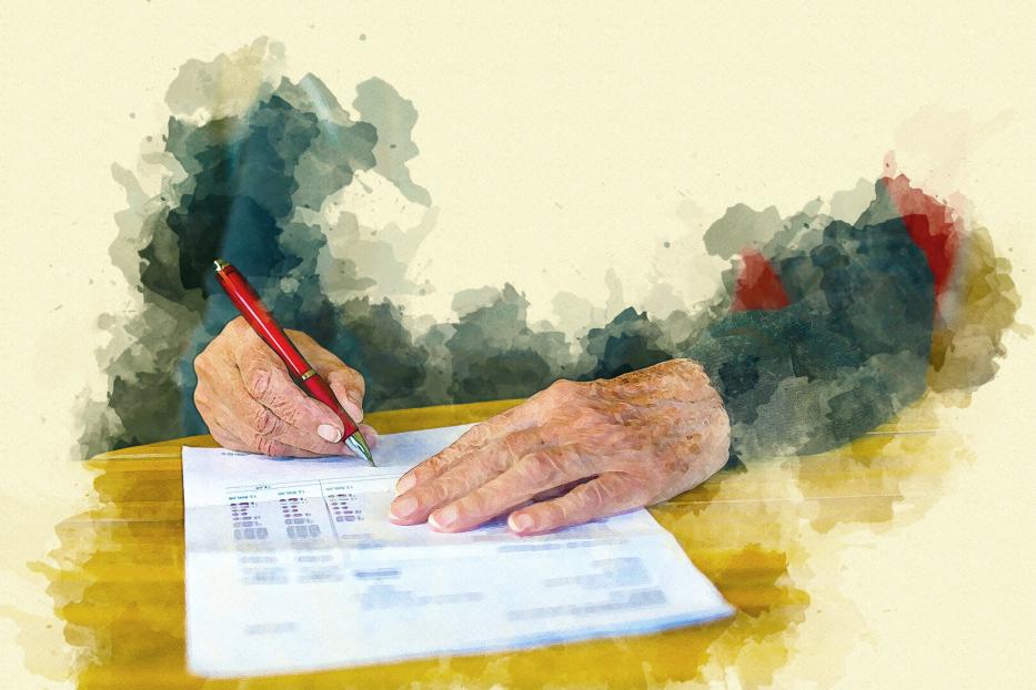 Die Hände einer älteren Person schreiben mit einem roten Stift auf einem Dokument.