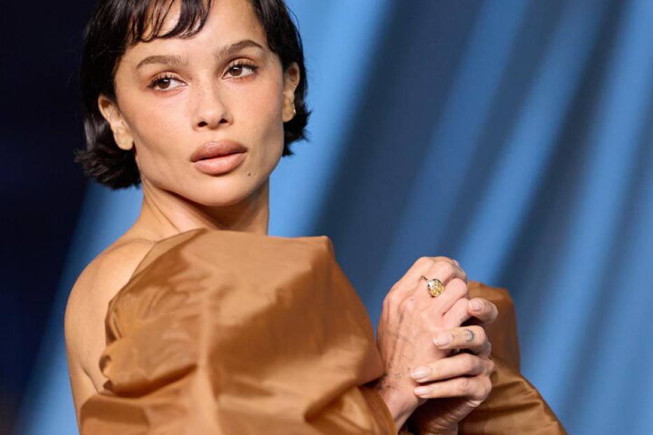 Zoe Kravitz zeigt sich auf dem roten Teppich ohne viel Make up und mit natürlichen Nägeln