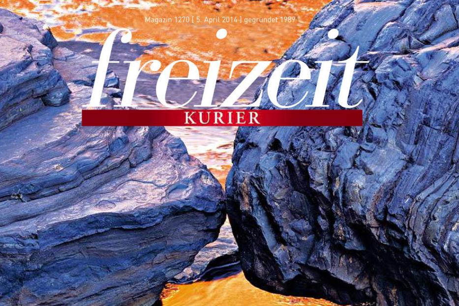 Das Cover des „Freizeit Kurier“-Magazins zeigt zwei große Felsen am Strand.