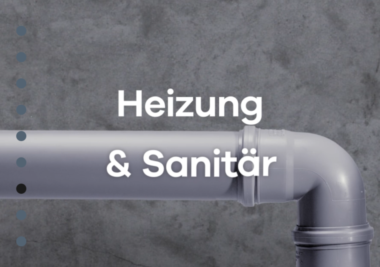 Graue Rohrleitung mit Bogen vor grauer Wand, darüber weißer Text 'Heizung & Sanitär'.