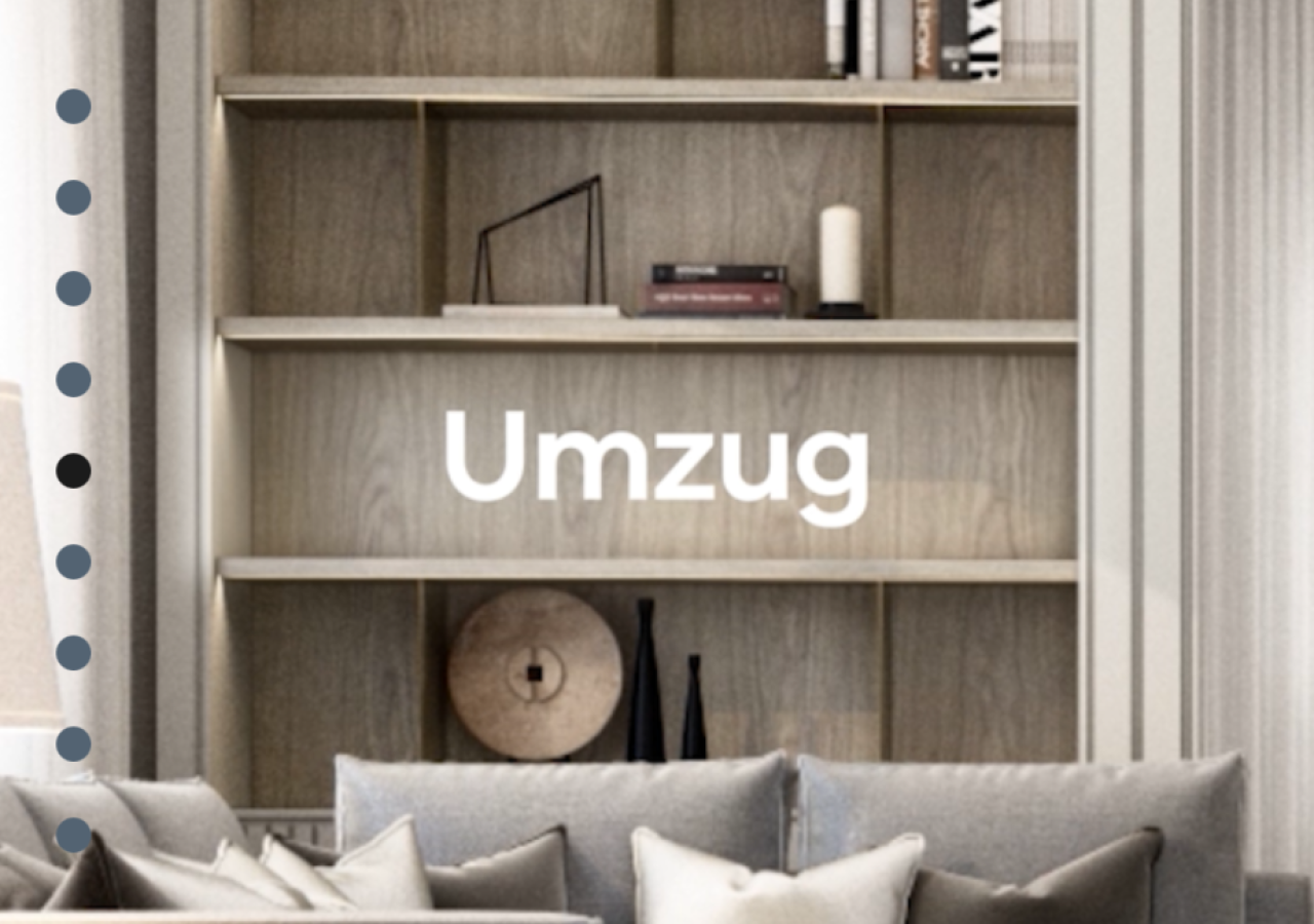 Moderner Wohnraum mit grauem Sofa, Kissen und einem Regal mit Dekoration. Text 'Umzug' auf dem Regal.