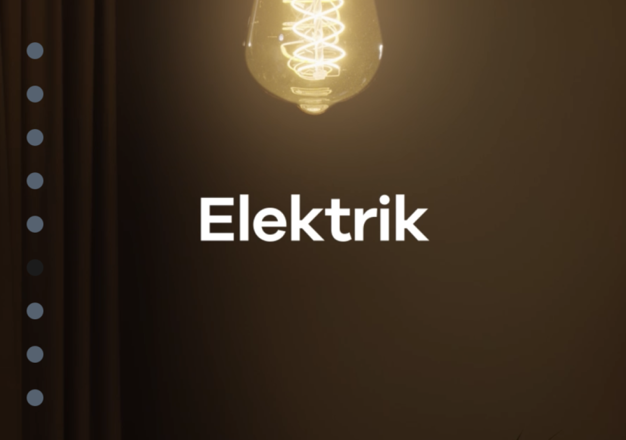 Leuchtende Glühbirne mit sichtbarem Glühfaden in einem dunklen Raum, darunter der Schriftzug 'Elektrik'.