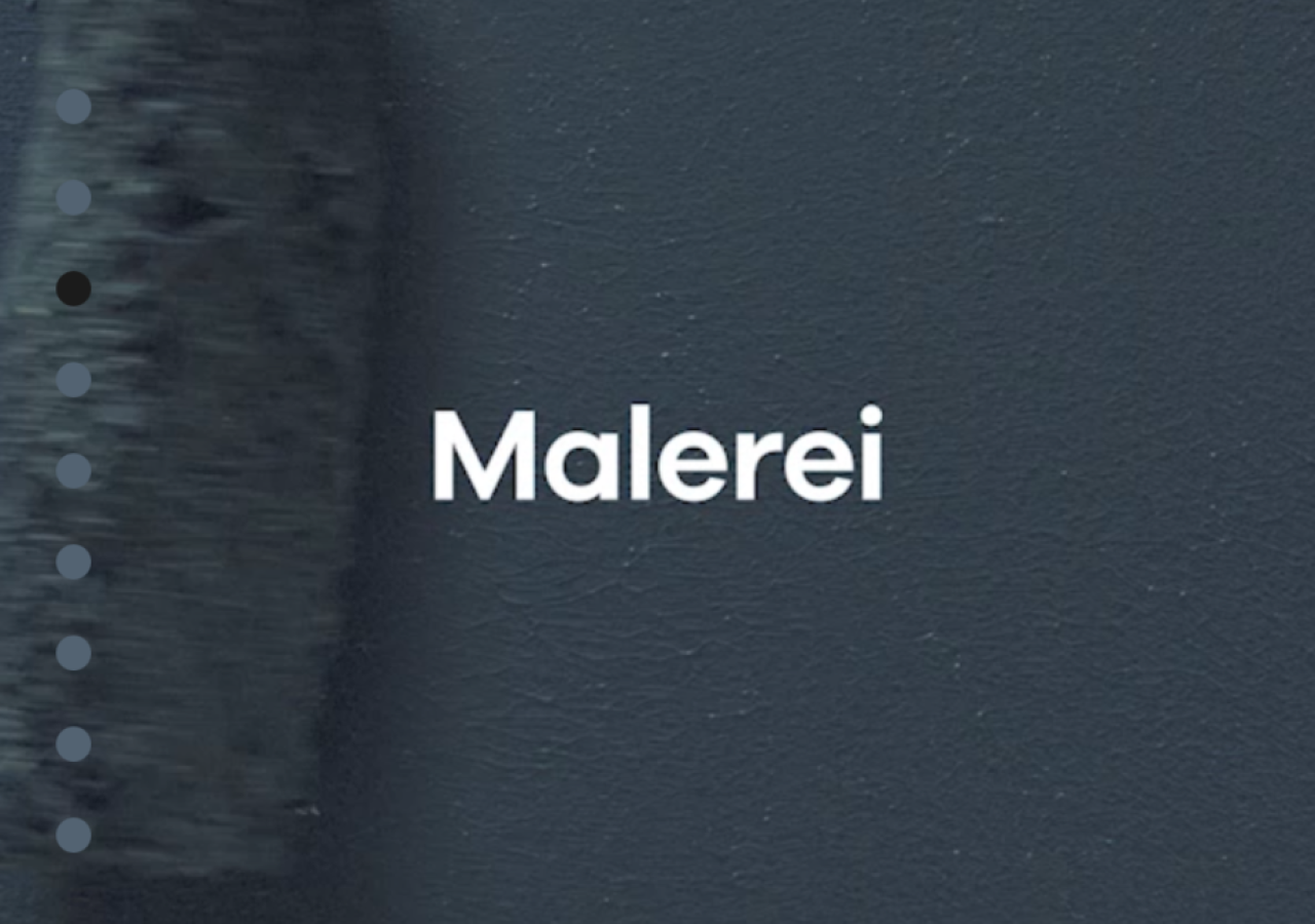 Dunkelgrauer, länglicher Gegenstand mit unregelmäßiger Oberfläche auf dunklem Untergrund, Text 'Malerei' in der Bildmitte.