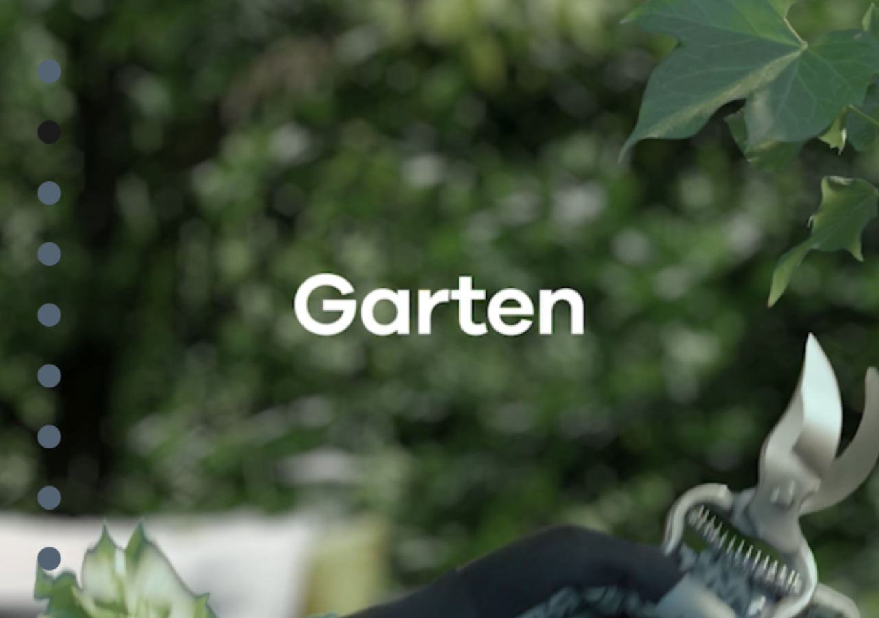 Hand mit grünem Handschuh hält eine Gartenschere vor unscharfem grünen Laub, Text 'Garten' in der Bildmitte.
