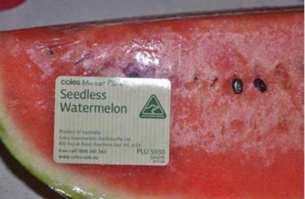 Ein Stück kernlose Wassermelone mit einem Etikett von Coles Market Place.