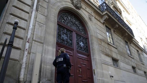 Polizei vor der Pariser Luxusresidenz.
