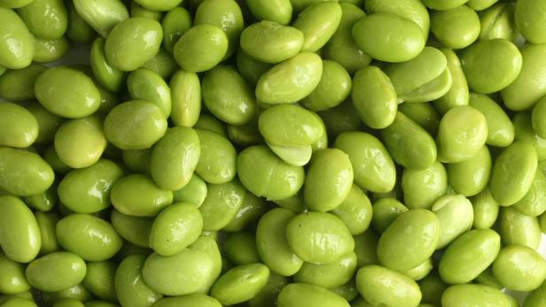 Eine Nahaufnahme von frischen, grünen Edamame-Bohnen.