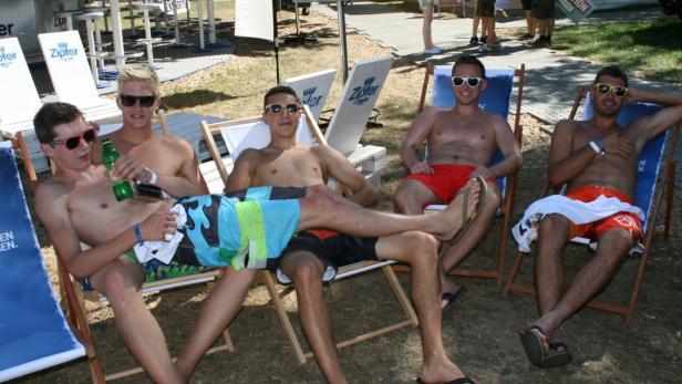 Joxi, Lukas, Dominik, Florian, und Lamy (v. li.), alle aus St. Georgen im Attergau (OÖ) entspannen sich im Trade Village