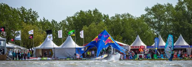 Windsurfer beim Red Bull Event vor einer Zuschauermenge.