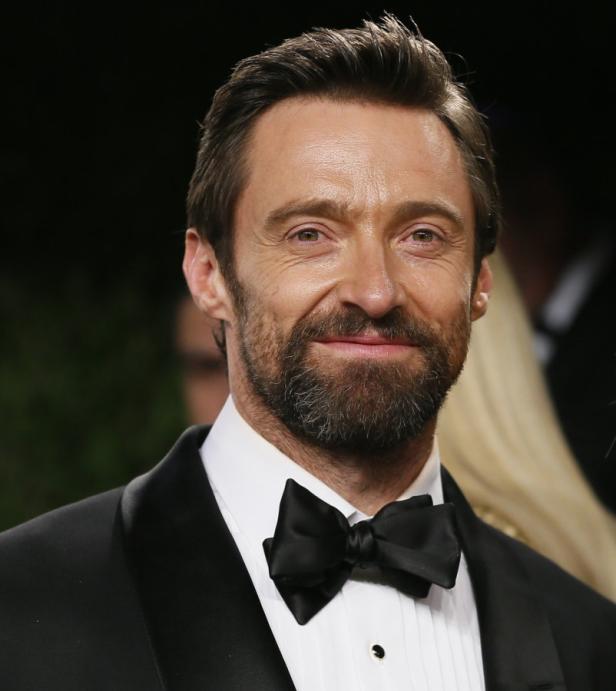Hugh Jackman trägt einen Smoking und eine Fliege.