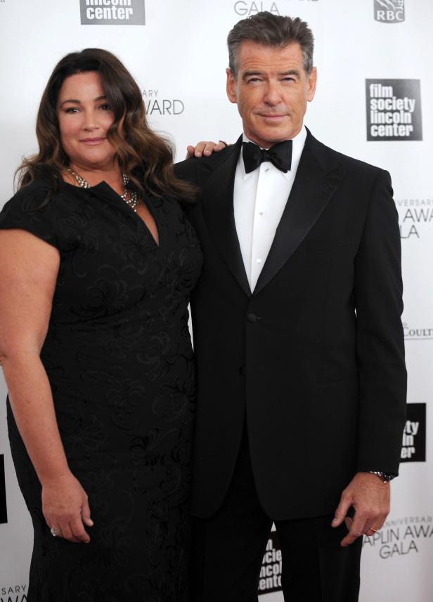 Pierce Brosnan mit seiner Frau bei einer Galaveranstaltung.
