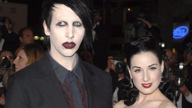 Marilyn Manson und Dita Von Teese posieren auf einem Event.
