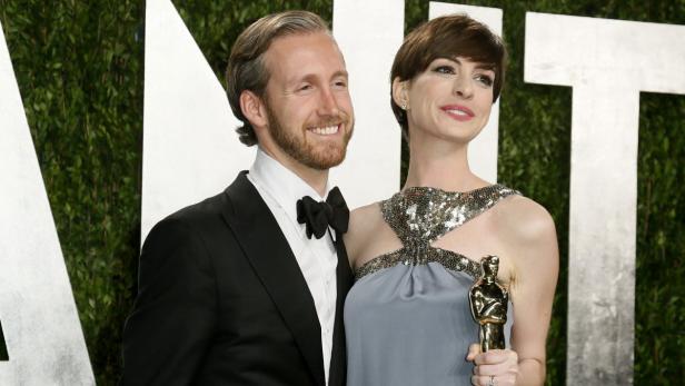 Anne Hathaway mit ihrem Ehemann Adam Shulman und einem Oscar.