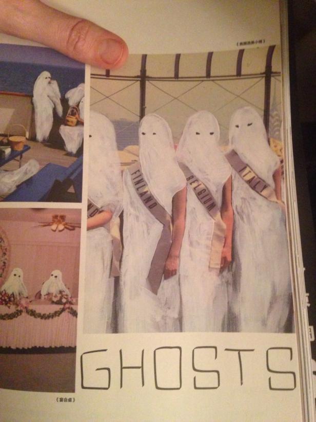 Mehrere Personen, als Geister verkleidet, tragen Schärpen mit den Aufschriften Finnland, Belgien und Italien.