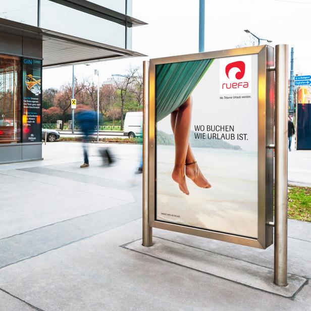 Eine Werbung für Ruefa Reisen mit dem Slogan „Wo buchen wie Urlaub ist“.