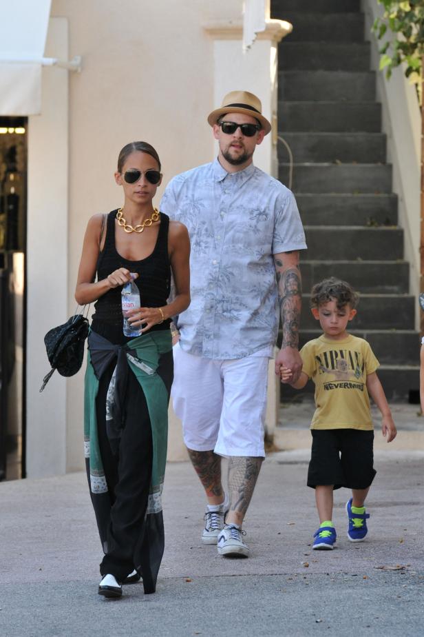 Nicole Richie geht mit ihrem Mann und ihrem Sohn spazieren.