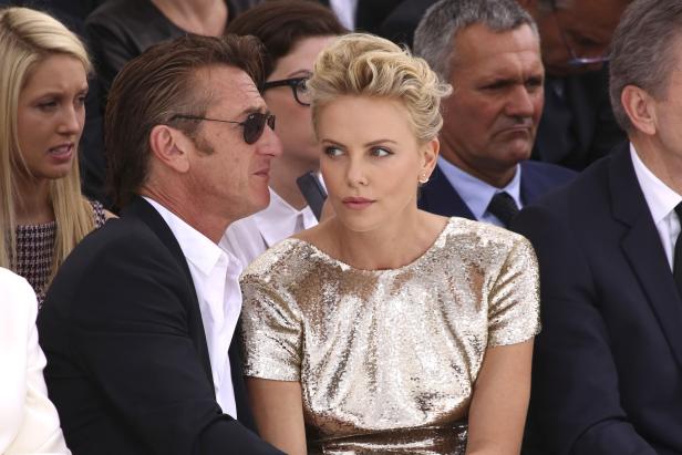 Charlize Theron und Sean Penn sitzen nebeneinander bei einer Veranstaltung.
