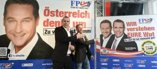 Zwei Männer posieren vor Wahlplakaten der FPÖ mit dem Slogan „Österreich denke um“.