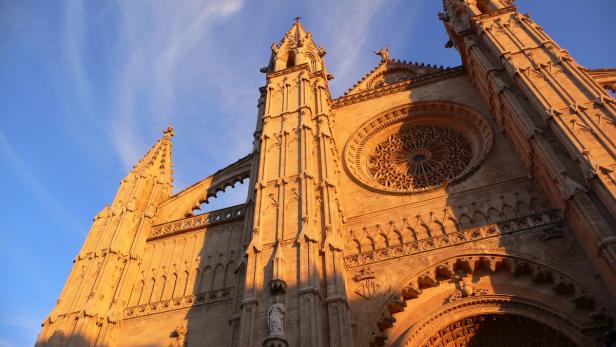 Die Kathedrale von Palma erstrahlt im goldenen Abendlicht.