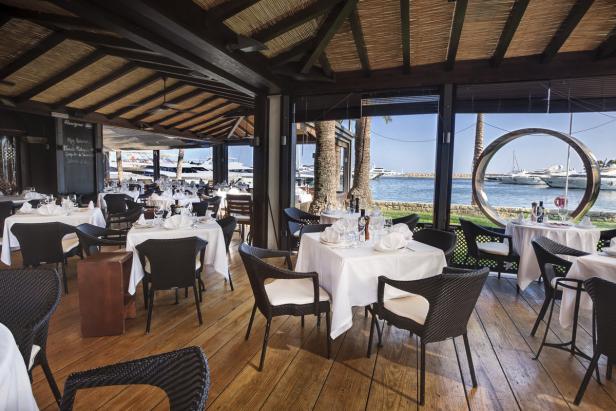 Ein elegantes Restaurant mit Blick auf das Meer und Yachten.