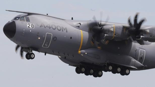 Ein Airbus A400M Transportflugzeug im Flug.