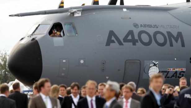 Ein Airbus A400M Militärtransportflugzeug steht vor einer Menschenmenge.