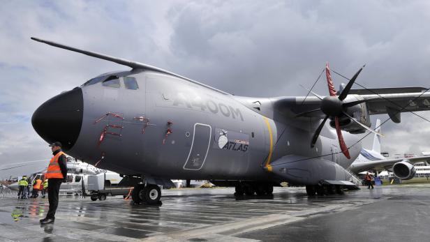 Ein Airbus A400M „Atlas“ Transportflugzeug steht auf einem Flugfeld.
