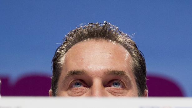 Nahaufnahme von den Augen und der Stirn eines Mannes.