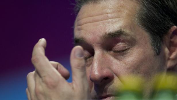 Ein Mann reibt sich das Auge.