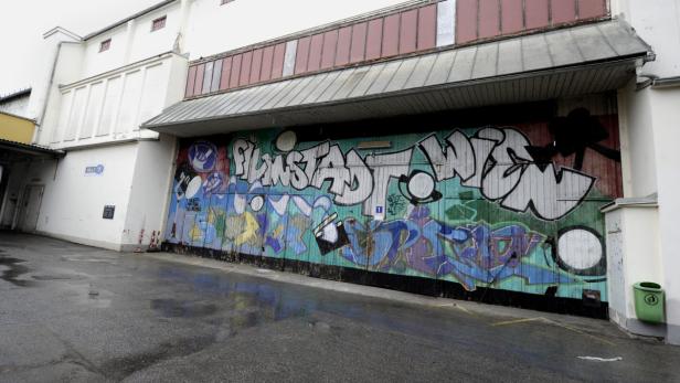 Eine Wand mit Graffiti-Kunstwerk in Filmstadt, Schweden.
