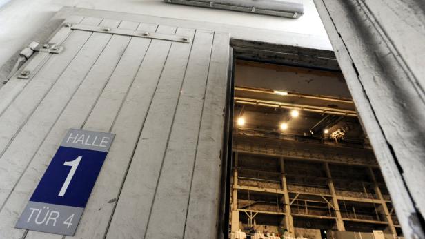 Ein Blick durch eine teilweise geöffnete Tür in eine große Halle.