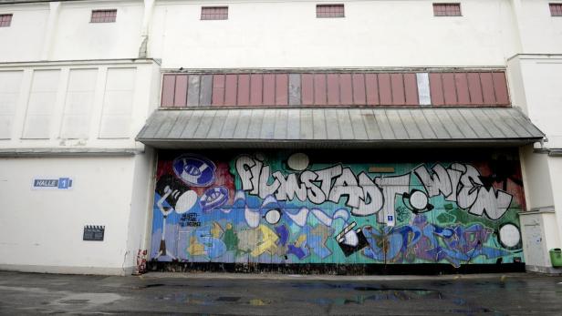 Eine mit Graffiti bemalte Tür in der Filmstadt Babelsberg.