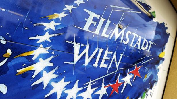 Das Schild „Filmstadt Wien“ mit Sternen in verschiedenen Farben.
