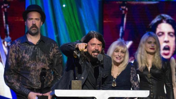 Dave Grohl von den Foo Fighters auf der Bühne bei einer Preisverleihung.