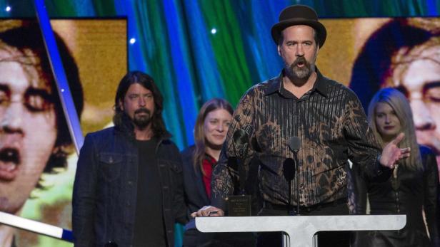 Dave Grohl und Krist Novoselic bei der Laudatio für R.E.M. bei der Rock & Roll Hall of Fame 2024.