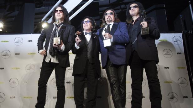 Die Band Cheap Trick posiert mit ihren Auszeichnungen bei der Rock and Roll Hall of Fame.